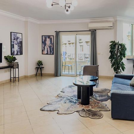 Distinct & Decent 2 Bdr Apt Steps From Nightlife And Airport Kairó Kültér fotó