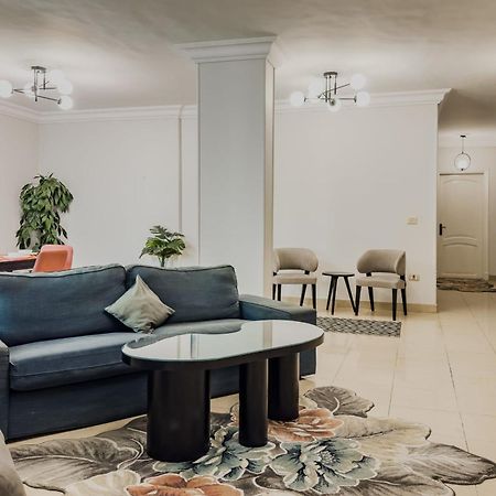 Distinct & Decent 2 Bdr Apt Steps From Nightlife And Airport Kairó Kültér fotó