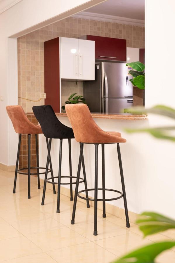 Distinct & Decent 2 Bdr Apt Steps From Nightlife And Airport Kairó Kültér fotó