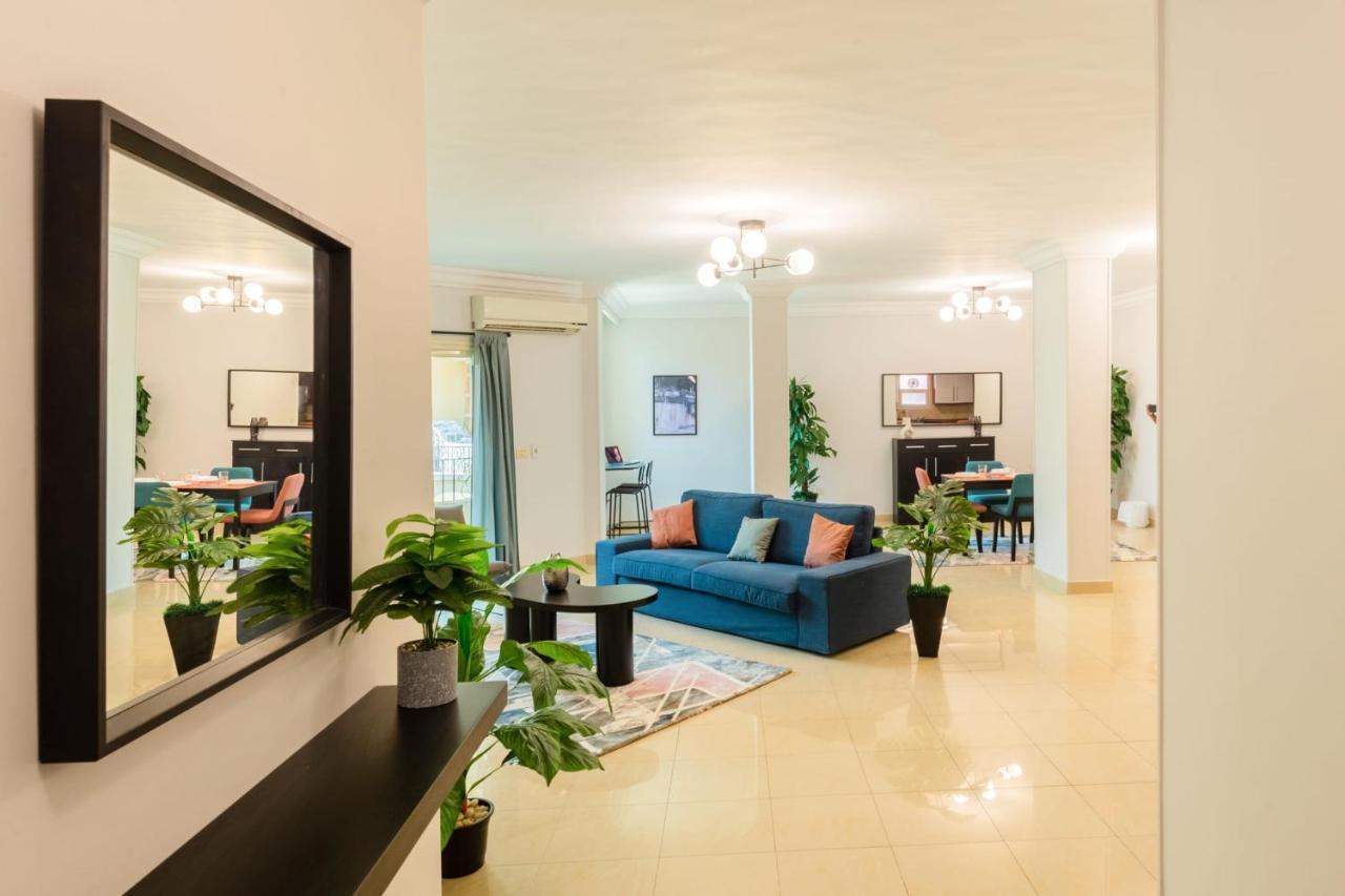 Distinct & Decent 2 Bdr Apt Steps From Nightlife And Airport Kairó Kültér fotó
