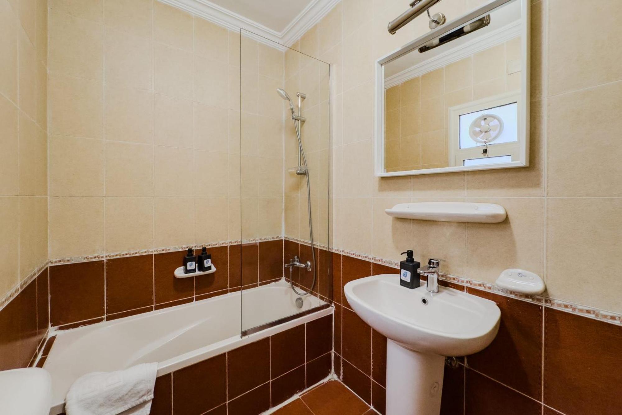 Distinct & Decent 2 Bdr Apt Steps From Nightlife And Airport Kairó Kültér fotó