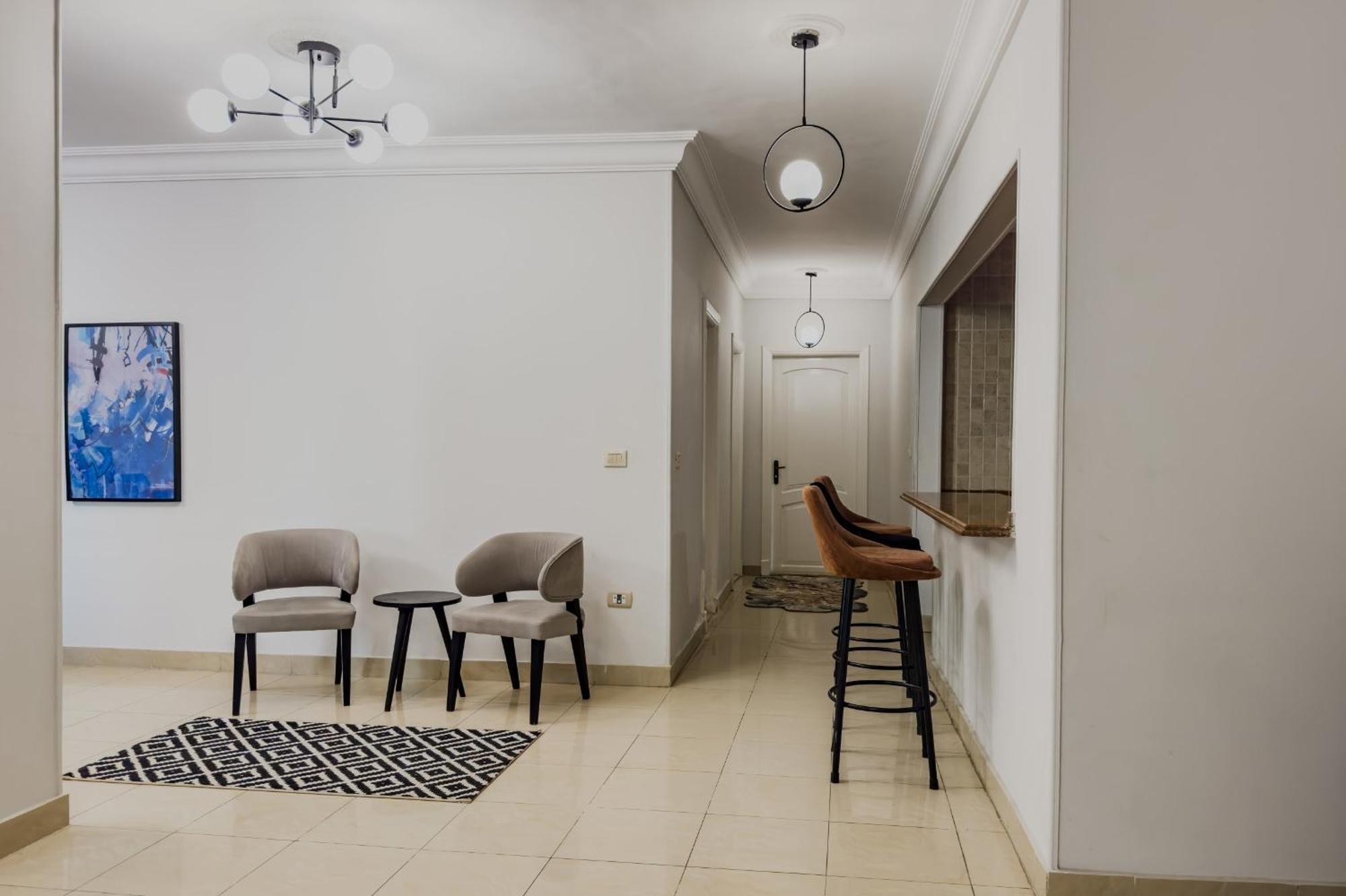 Distinct & Decent 2 Bdr Apt Steps From Nightlife And Airport Kairó Kültér fotó